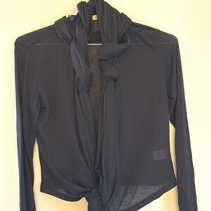 Women' s light topper with twisted collar and tie waist.